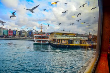  Türkiye'de Müslüman mimarisi ve su taşıma - güzel manzara turistik yerlerinden denizden Boğaz üzerinde yolculuk. Cityscape gün batımında - Istanbul 'un eski Camii ve Türk vapurlar, görüntülemek Haliç '.