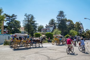 Istanbul, Türkiye, 20 Ağustos 2018: Buyukada ada sokak görünümü. Koç ve atlara Buyukada, Prens Adaları Istanbul bölgesinde