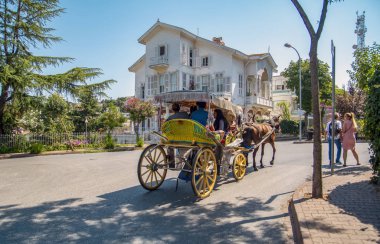 Istanbul, Türkiye, 20 Ağustos 2018: Buyukada ada sokak görünümü. Koç ve atlara Buyukada, Prens Adaları Istanbul bölgesinde