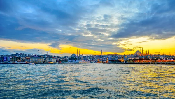 2019年1月1日 土耳其的穆斯林建筑和水运 从博斯普鲁斯海峡海上航行的美丽景色旅游地标 日落时伊斯坦布尔的城市景观 古老的清真寺和土耳其汽船 金角的景色 — 图库照片
