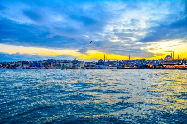01 Ocak 2019: Türkiye'de Müslüman mimarisi ve su taşıma - güzel manzara turistik yerlerinden denizden Boğaz üzerinde yolculuk. Cityscape gün batımında - Istanbul 'un eski Camii ve Türk vapurlar, görüntülemek Haliç '.