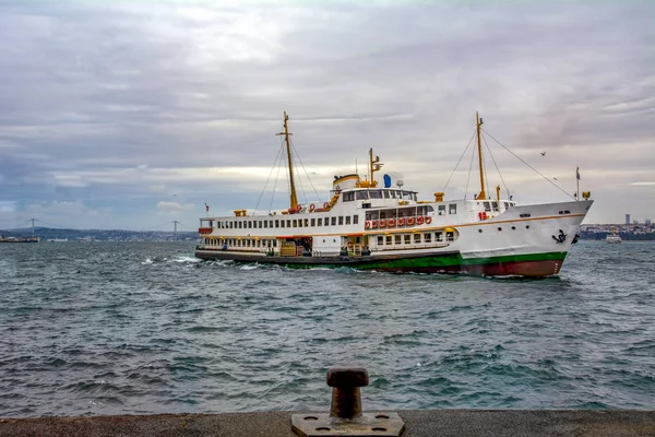 土耳其伊斯坦布尔 2019年1月1日 土耳其的穆斯林建筑和水运 从博斯普鲁斯海峡海上航行美丽的景色旅游地标 日落时伊斯坦布尔的城市景观 古老的清真寺和土耳其汽船 金角的景色 — 图库照片