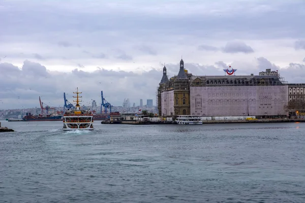  Türkiye'de Müslüman mimarisi ve su taşıma - güzel manzara turistik yerlerinden denizden Boğaz üzerinde yolculuk. Cityscape gün batımında - Istanbul 'un eski Camii ve Türk vapurlar, görüntülemek Haliç '.