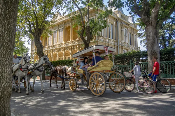Istanbul, Türkiye, 20 Ağustos 2018: Buyukada ada sokak görünümü. Koç ve atlara Buyukada, Prens Adaları Istanbul bölgesinde
