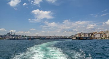 01 Ocak 2019: Türkiye'de Müslüman mimarisi ve su taşıma - güzel manzara turistik yerlerinden denizden Boğaz üzerinde yolculuk. Cityscape gün batımında - Istanbul 'un eski Camii ve Türk vapurlar, görüntülemek Haliç '.