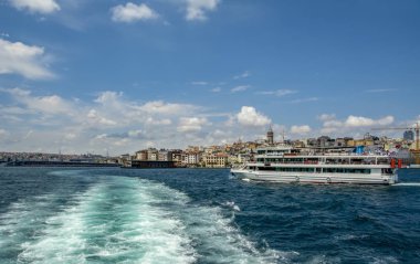 Istanbul, Türkiye 01 Ocak 2019: Türkiye'de Müslüman mimarisi ve su taşıma - güzel manzara turistik yerlerinden denizden Boğaz üzerinde yolculuk. Cityscape gün batımında - Istanbul 'un eski Camii ve Türk vapurlar, görüntülemek Haliç '.