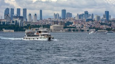 Istanbul, Türkiye 01 Ocak 2019: Türkiye'de Müslüman mimarisi ve su taşıma - güzel manzara turistik yerlerinden denizden Boğaz üzerinde yolculuk. Cityscape gün batımında - Istanbul 'un eski Camii ve Türk vapurlar, görüntülemek Haliç '.
