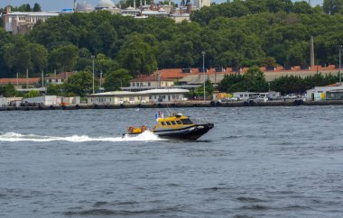 01 Ocak 2019: Türkiye'de Müslüman mimarisi ve su taşıma - güzel manzara turistik yerlerinden denizden Boğaz üzerinde yolculuk. Cityscape gün batımında - Istanbul 'un eski Camii ve Türk vapurlar, görüntülemek Haliç '.