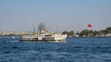Istanbul, Türkiye 01 Ocak 2019: Türkiye'de Müslüman mimarisi ve su taşıma - güzel manzara turistik yerlerinden denizden Boğaz üzerinde yolculuk. Cityscape gün batımında - Istanbul 'un eski Camii ve Türk vapurlar, görüntülemek Haliç '.
