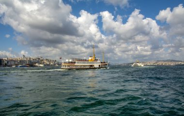 Istanbul, Türkiye 01 Ocak 2019: Türkiye'de Müslüman mimarisi ve su taşıma - güzel manzara turistik yerlerinden denizden Boğaz üzerinde yolculuk. Cityscape gün batımında - Istanbul 'un eski Camii ve Türk vapurlar, görüntülemek Haliç '.