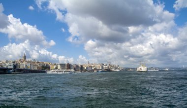Istanbul, Türkiye 01 Ocak 2019: Türkiye'de Müslüman mimarisi ve su taşıma - güzel manzara turistik yerlerinden denizden Boğaz üzerinde yolculuk. Cityscape gün batımında - Istanbul 'un eski Camii ve Türk vapurlar, görüntülemek Haliç '.