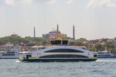 Istanbul, Türkiye 01 Ocak 2019: Türkiye'de Müslüman mimarisi ve su taşıma - güzel manzara turistik yerlerinden denizden Boğaz üzerinde yolculuk. Cityscape gün batımında - Istanbul 'un eski Camii ve Türk vapurlar, görüntülemek Haliç '.