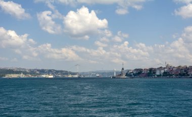 Istanbul, Türkiye 01 Ocak 2019: Türkiye'de Müslüman mimarisi ve su taşıma - güzel manzara turistik yerlerinden denizden Boğaz üzerinde yolculuk. Cityscape gün batımında - Istanbul 'un eski Camii ve Türk vapurlar, görüntülemek Haliç '.