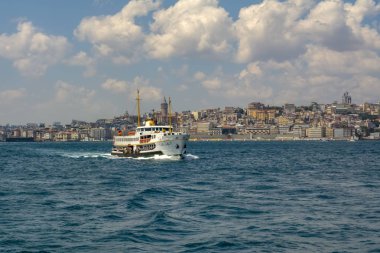 Istanbul, Türkiye 01 Ocak 2019: Türkiye'de Müslüman mimarisi ve su taşıma - güzel manzara turistik yerlerinden denizden Boğaz üzerinde yolculuk. Cityscape gün batımında - Istanbul 'un eski Camii ve Türk vapurlar, görüntülemek Haliç '.