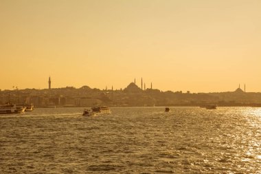 Istanbul, Türkiye 01 Ocak 2019: Türkiye'de Müslüman mimarisi ve su taşıma - güzel manzara turistik yerlerinden denizden Boğaz üzerinde yolculuk. Cityscape gün batımında - Istanbul 'un eski Camii ve Türk vapurlar, görüntülemek Haliç '.