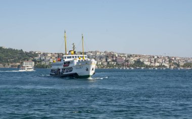 Istanbul, Türkiye 01 Ocak 2019: Türkiye'de Müslüman mimarisi ve su taşıma - güzel manzara turistik yerlerinden denizden Boğaz üzerinde yolculuk. Cityscape gün batımında - Istanbul 'un eski Camii ve Türk vapurlar, görüntülemek Haliç '.
