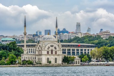 Dolmabahçe Camii (Aka Bezmi Alem Valide Sultan Camii) ve modern gökdelen, Istanbul, Türkiye.