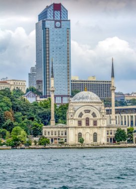 Dolmabahçe Camii (Aka Bezmi Alem Valide Sultan Camii) ve modern gökdelen, Istanbul, Türkiye.