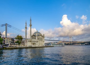 Istanbul, Türkiye - 28 Ağustos 2018: Ortaköy Camii ve Boğaz Köprüsü, Istanbul, Türkiye