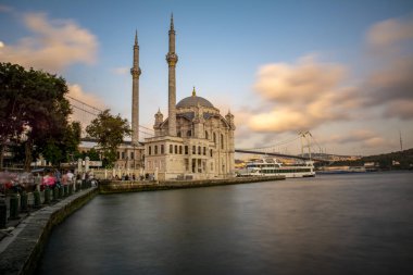 Istanbul, Türkiye - 28 Ağustos 2018: Ortaköy Camii ve Boğaz Köprüsü, Istanbul, Türkiye