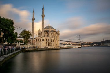 Istanbul, Türkiye - 28 Ağustos 2018: Ortaköy Camii ve Boğaz Köprüsü, Istanbul, Türkiye