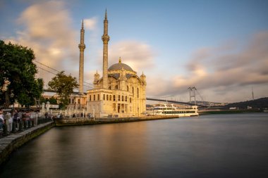 Istanbul, Türkiye - 28 Ağustos 2018: Ortaköy Camii ve Boğaz Köprüsü, Istanbul, Türkiye