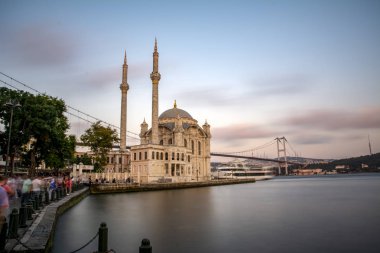 Istanbul, Türkiye - 28 Ağustos 2018: Ortaköy Camii ve Boğaz Köprüsü, Istanbul, Türkiye