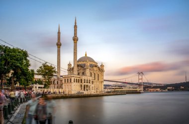 Istanbul, Türkiye - 28 Ağustos 2018: Ortaköy Camii ve Boğaz Köprüsü, Istanbul, Türkiye