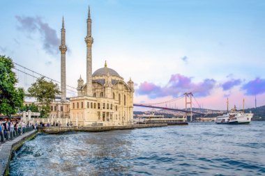 Istanbul, Türkiye - 28 Ağustos 2018: Ortaköy Camii ve Boğaz Köprüsü, Istanbul, Türkiye