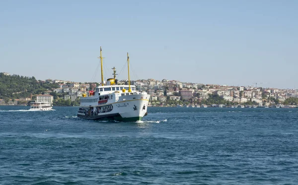 Istanbul, Türkiye 01 Ocak 2019: Türkiye'de Müslüman mimarisi ve su taşıma - güzel manzara turistik yerlerinden denizden Boğaz üzerinde yolculuk. Cityscape gün batımında - Istanbul 'un eski Camii ve Türk vapurlar, görüntülemek Haliç '.