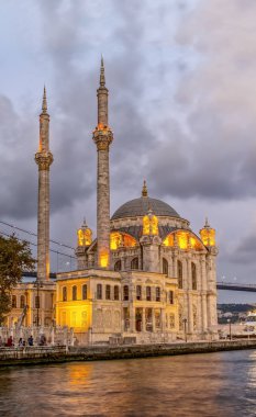 Istanbul, Türkiye - 28 Ağustos 2018: Ortaköy Camii ve Boğaz Köprüsü, Istanbul, Türkiye