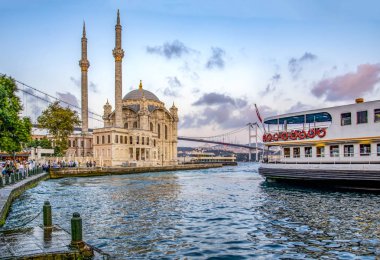 Istanbul, Türkiye - 28 Ağustos 2018: Ortaköy Camii ve Boğaz Köprüsü, Istanbul, Türkiye