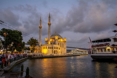 Istanbul, Türkiye - 28 Ağustos 2018: Ortaköy Camii ve Boğaz Köprüsü, Istanbul, Türkiye
