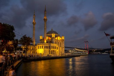 Istanbul, Türkiye - 28 Ağustos 2018: Ortaköy Camii ve Boğaz Köprüsü, Istanbul, Türkiye