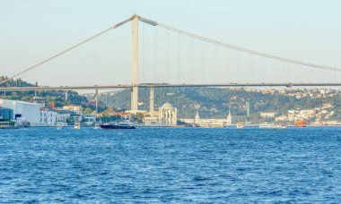 Istanbul, Türkiye - 28 Ağustos 2018: Ortaköy Camii ve Boğaz Köprüsü, Istanbul, Türkiye
