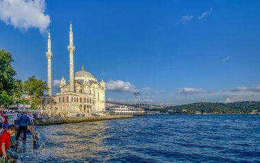 Istanbul, Türkiye - 28 Ağustos 2018: Ortaköy Camii ve Boğaz Köprüsü, Istanbul, Türkiye