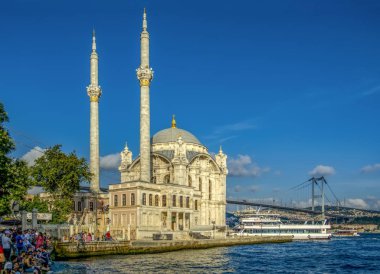 Istanbul, Türkiye - 28 Ağustos 2018: Ortaköy Camii ve Boğaz Köprüsü, Istanbul, Türkiye
