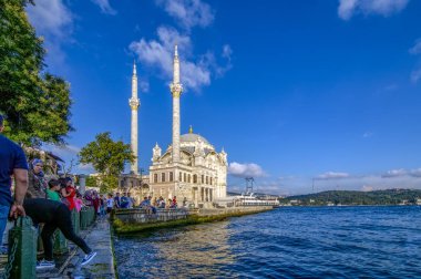 Istanbul, Türkiye - 28 Ağustos 2018: Ortaköy Camii ve Boğaz Köprüsü, Istanbul, Türkiye