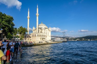 Istanbul, Türkiye - 28 Ağustos 2018: Ortaköy Camii ve Boğaz Köprüsü, Istanbul, Türkiye