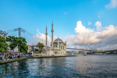 Istanbul, Türkiye - 28 Ağustos 2018: Ortaköy Camii ve Boğaz Köprüsü, Istanbul, Türkiye