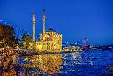 Istanbul, Türkiye - 28 Ağustos 2018: Ortaköy Camii ve Boğaz Köprüsü, Istanbul, Türkiye