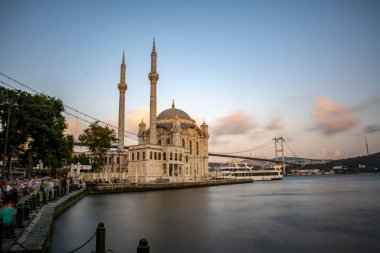 Istanbul, Türkiye - 28 Ağustos 2018: Ortaköy Camii ve Boğaz Köprüsü, Istanbul, Türkiye