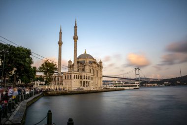 Istanbul, Türkiye - 28 Ağustos 2018: Ortaköy Camii ve Boğaz Köprüsü, Istanbul, Türkiye