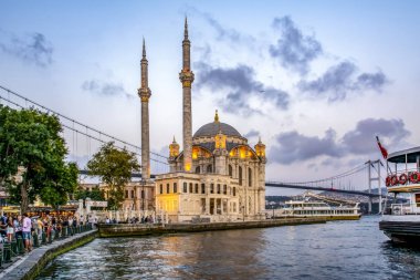 Istanbul, Türkiye - 28 Ağustos 2018: Ortaköy Camii ve Boğaz Köprüsü, Istanbul, Türkiye