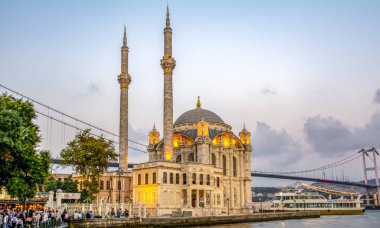 Istanbul, Türkiye - 28 Ağustos 2018: Ortaköy Camii ve Boğaz Köprüsü, Istanbul, Türkiye