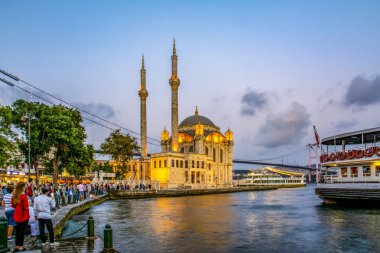 Istanbul, Türkiye - 28 Ağustos 2018: Ortaköy Camii ve Boğaz Köprüsü, Istanbul, Türkiye