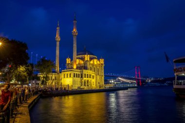 Istanbul, Türkiye - 28 Ağustos 2018: Ortaköy Camii ve Boğaz Köprüsü, Istanbul, Türkiye