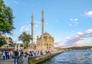 Istanbul, Türkiye - 28 Ağustos 2018: Ortaköy Camii ve Boğaz Köprüsü, Istanbul, Türkiye