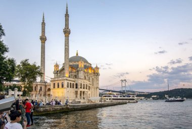 Istanbul, Türkiye - 28 Ağustos 2018: Ortaköy Camii ve Boğaz Köprüsü, Istanbul, Türkiye