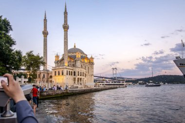 Istanbul, Türkiye - 28 Ağustos 2018: Ortaköy Camii ve Boğaz Köprüsü, Istanbul, Türkiye